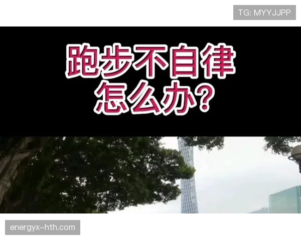 龚翔宇训练完顺手拎了杯奶茶，这自律和放纵的平衡也太真实了吧